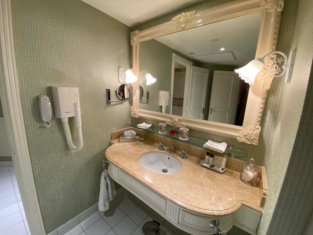 Restroom in Docs Suite at the Disneyland Hotel Paris, 2018.