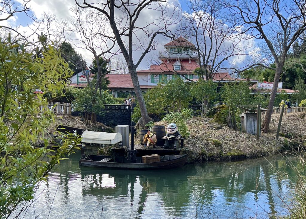 Disneyland Paris Guest Vandalizes Adventureland Trash Can