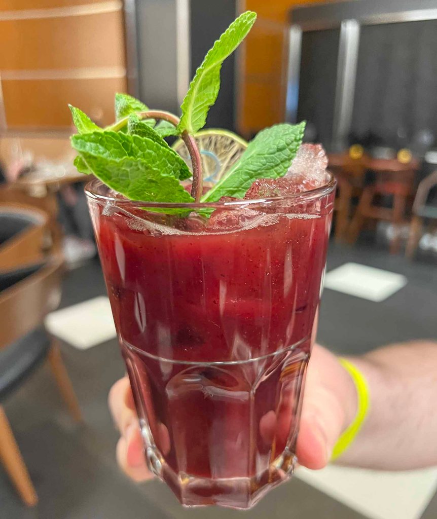 30th Anniversary Mock-tail, Downtown Restaurant, Disneys Hotel New York: The Art of Marvel, Disneyland Paris.