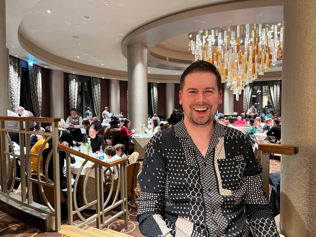 Eric in the Manhattan Restaurant, Disneys Hotel New York: The Art of Marvel, Disneyland Paris.