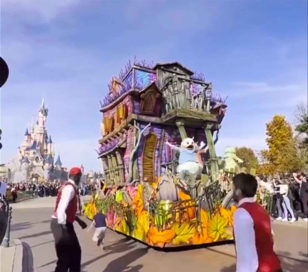<strong>Cast Members Chase Child Around Float During Parade at Disneyland Paris </strong>