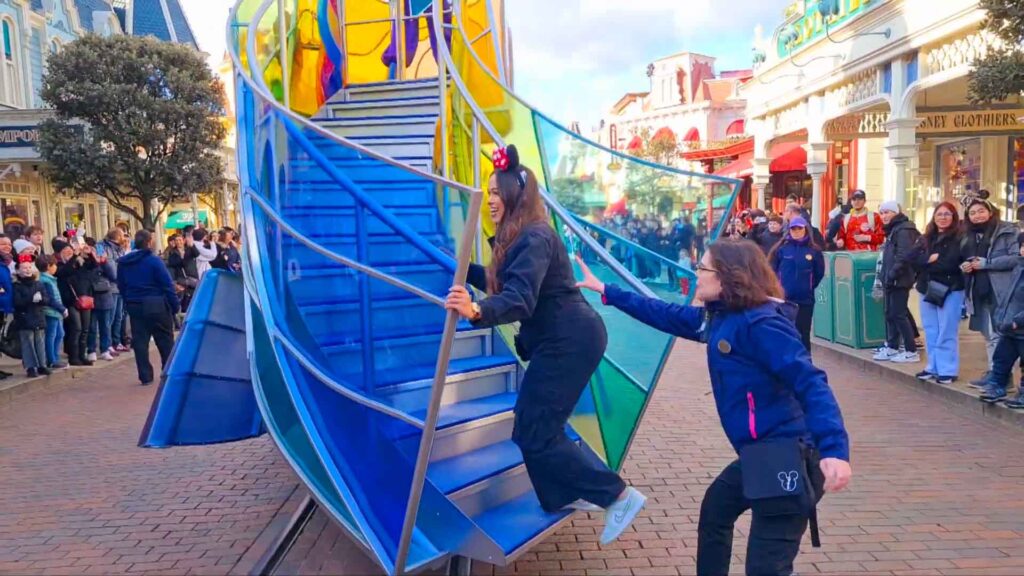 Guest Attempts to Climb on Parade Float | Disneyland Paris 