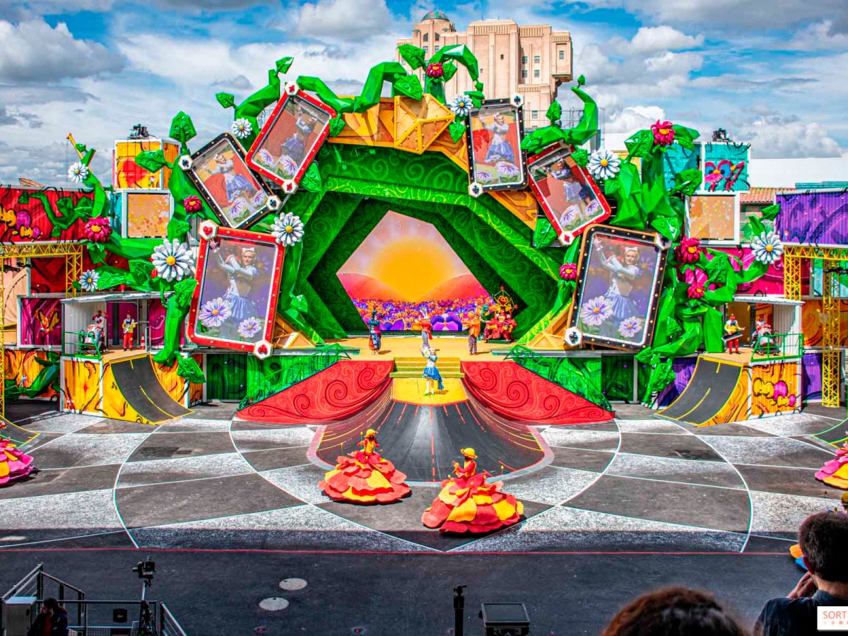First Look: Stage of the ‘Alice in Wonderland’ Show | Disneyland Paris 